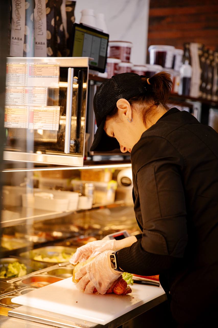 На київському вокзалі запрацювала пекарня Lviv Croissants від військовослужбовця: як ми підтримали ініціативу